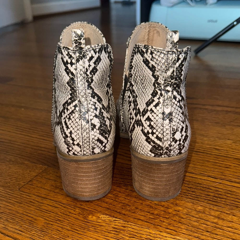 Dr. Scholl's Black and White Snakeskin Heeled Boots in Size 9 - Picture 4 of 6